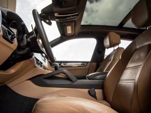 Certified 2019 Porsche Cayenne AWD/4WD image 24