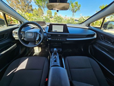 Used 2025 Toyota Prius LE image 19