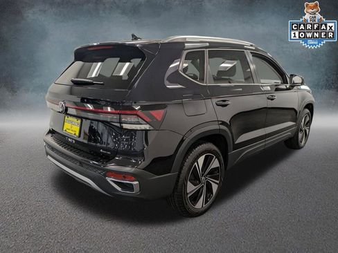 Used 2025 Volkswagen Taos SE w/ Panoramic Sunroof Package image 4