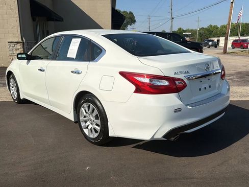 Used 2017 Nissan Altima 2.5 S w/ Interior Lighting Package FWD image 5