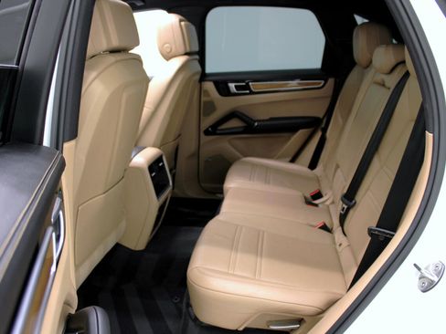 Used 2019 Porsche Cayenne image 38