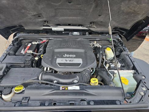 Used 2015 Jeep Wrangler Unlimited Rubicon w/ Connectivity Group image 36