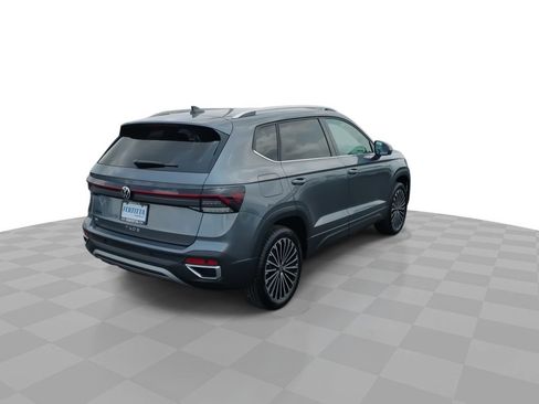 Used 2025 Volkswagen Taos SE FWD image 8