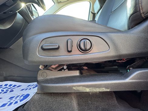 Used 2021 Chevrolet Traverse LT image 13