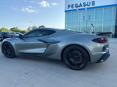 Used 2023 Chevrolet Corvette Z06 w/ Stealth Interior Trim Package RWD image 3