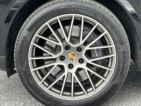 Used 2023 Porsche Cayenne Platinum Edition image 13