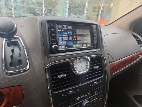 Used 2016 Chrysler Town & Country Touring w/ Driver Convenience Group image 16