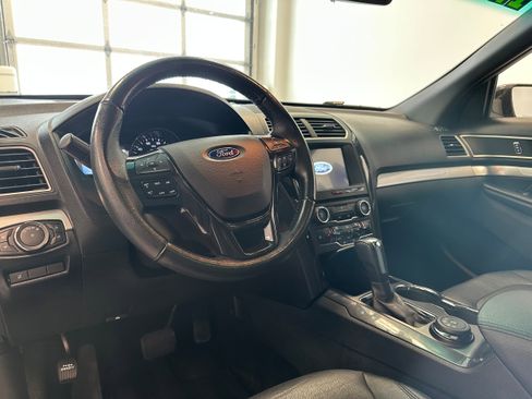 Used 2017 Ford Explorer XLT w/ Equipment Group 202A image 10