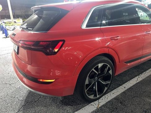 Used 2019 Audi e-tron Prestige w/ Prestige Package image 4