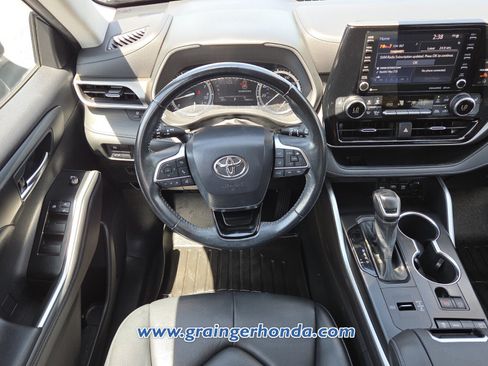 Used 2021 Toyota Highlander XLE FWD image 12