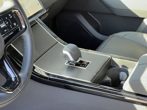 New 2025 Land Rover Range Rover Velar S image 24