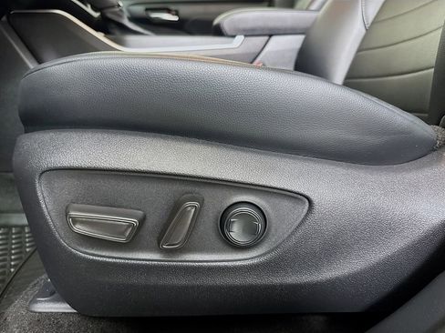 Used 2021 Toyota Highlander XLE image 18