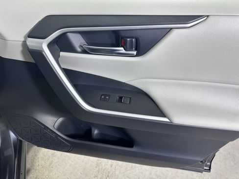 Used 2023 Toyota RAV4 XLE Premium image 9