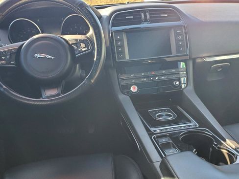 Used 2017 Jaguar F-PACE Premium image 7