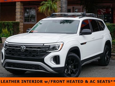 Used 2025 Volkswagen Atlas Peak Edition SE image 4