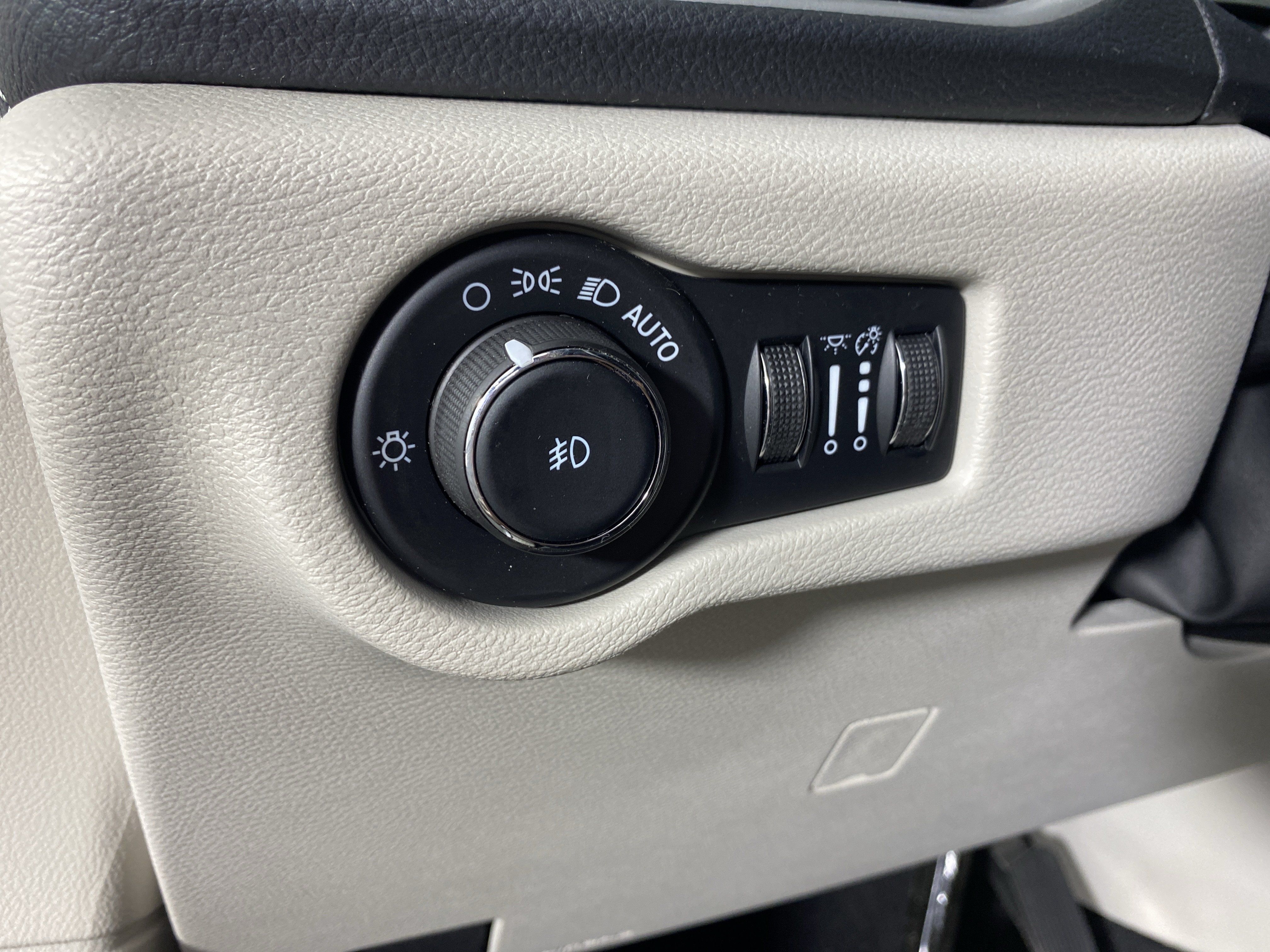 Used 2024 Chrysler Pacifica Touring-L AWD/4WD image 23