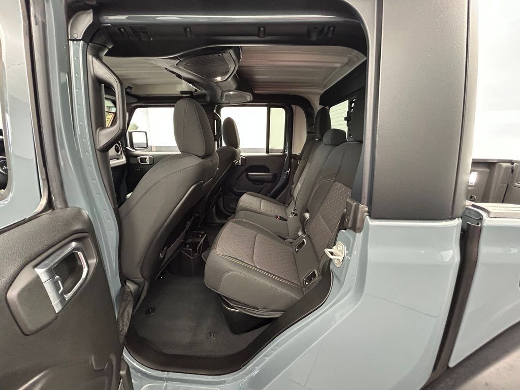 Used 2024 Jeep Gladiator Mojave AWD/4WD image 22