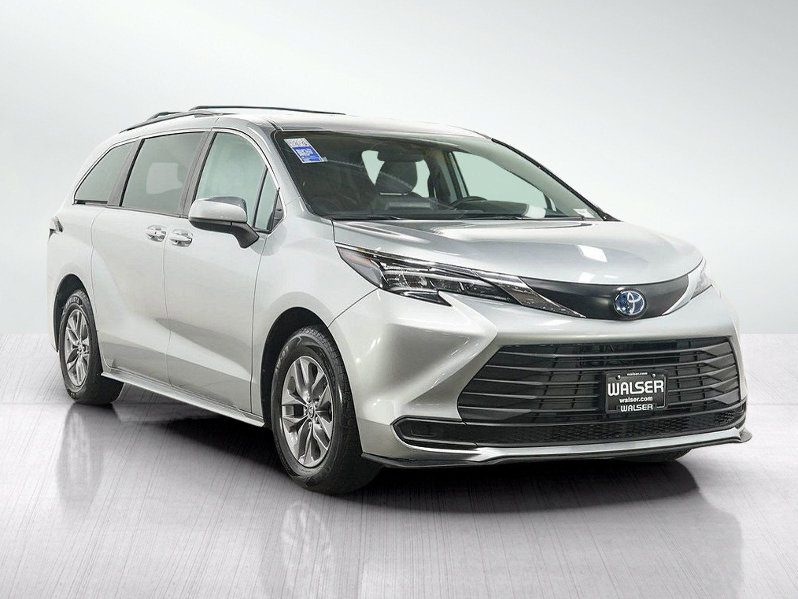 Used 2024 Toyota Sienna LE FWD image 7