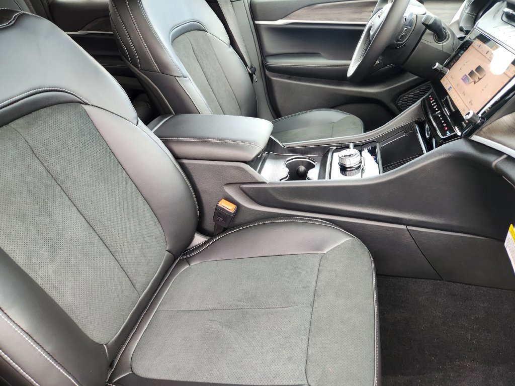 New 2026 Jeep Grand Cherokee Altitude AWD/4WD image 13