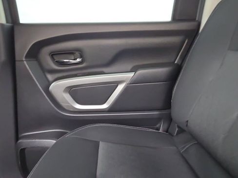 Used 2018 Nissan Titan SV image 11