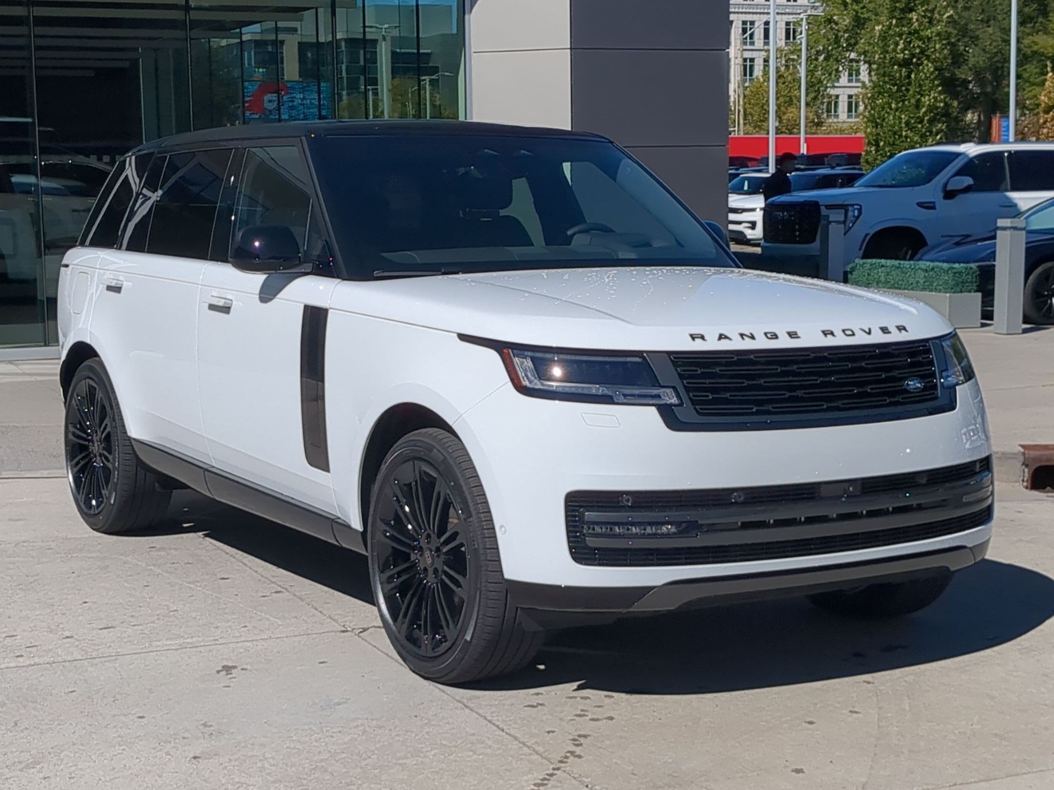 New 2027 Land Rover Range Rover Long Wheelbase SE AWD/4WD image 3