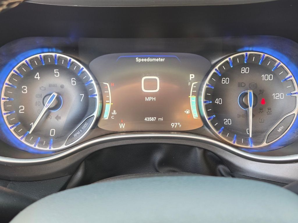 Used 2024 Chrysler Pacifica Touring-L FWD image 28