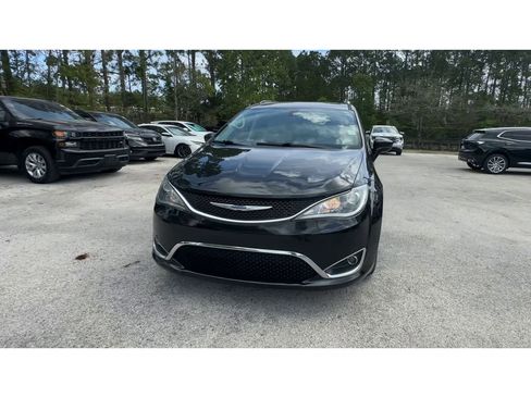 Used 2019 Chrysler Pacifica Touring-L image 3