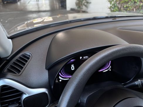 Used 2025 Kia Soul LX w/ LX Technology Package FWD image 32