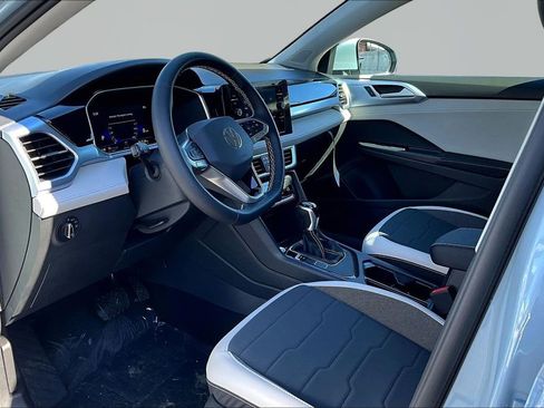 New 2026 Volkswagen Taos SE image 17