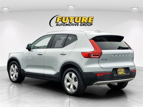 Used 2021 Volvo XC40 T5 Momentum image 6