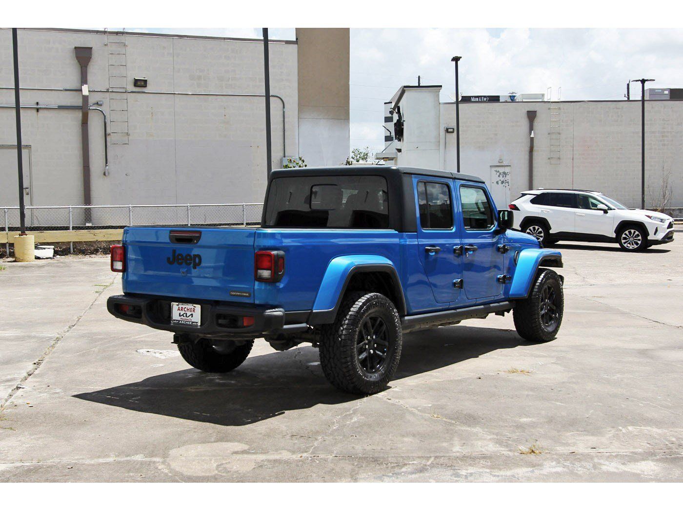 Used 2023 Jeep Gladiator Sport AWD/4WD image 5