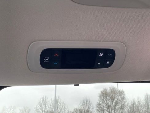 Used 2024 Chrysler Pacifica Touring-L FWD image 18