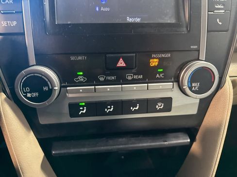 Used 2014 Toyota Camry L image 24