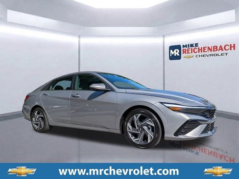Used 2025 Hyundai Elantra SEL FWD image 1