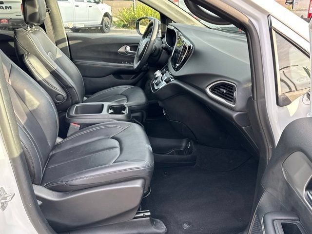 Used 2025 Chrysler Pacifica Select FWD image 16