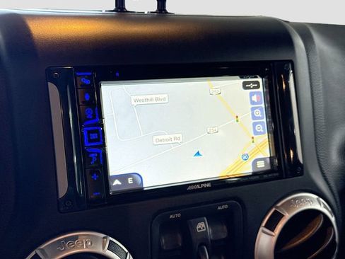 Used 2015 Jeep Wrangler Unlimited Rubicon w/ Connectivity Group image 14