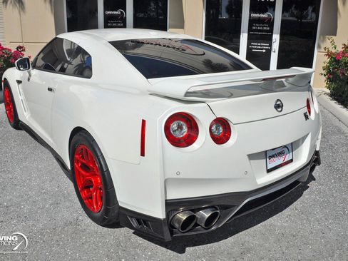 Used 2019 Nissan GT-R Premium image 33