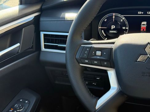 New 2025 Mitsubishi Outlander SE image 10