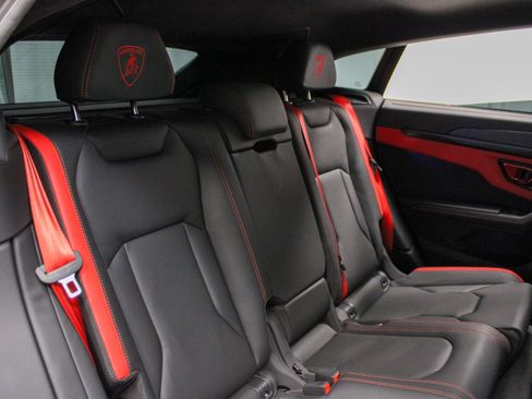 Used 2025 Lamborghini Urus SE image 39