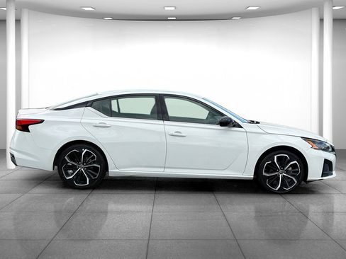 Used 2024 Nissan Altima 2.5 SR FWD image 8