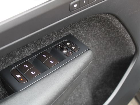 Used 2019 Volvo XC40 T5 Momentum image 22