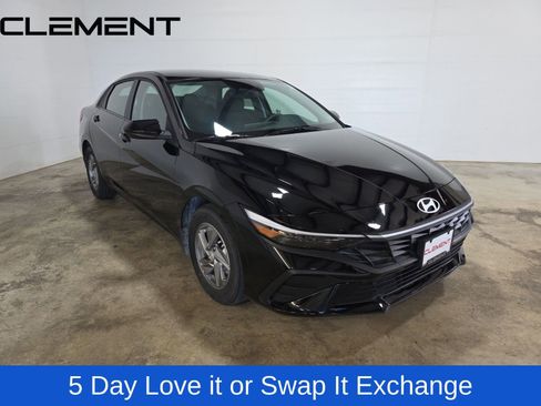 Used 2025 Hyundai Elantra SE image 3
