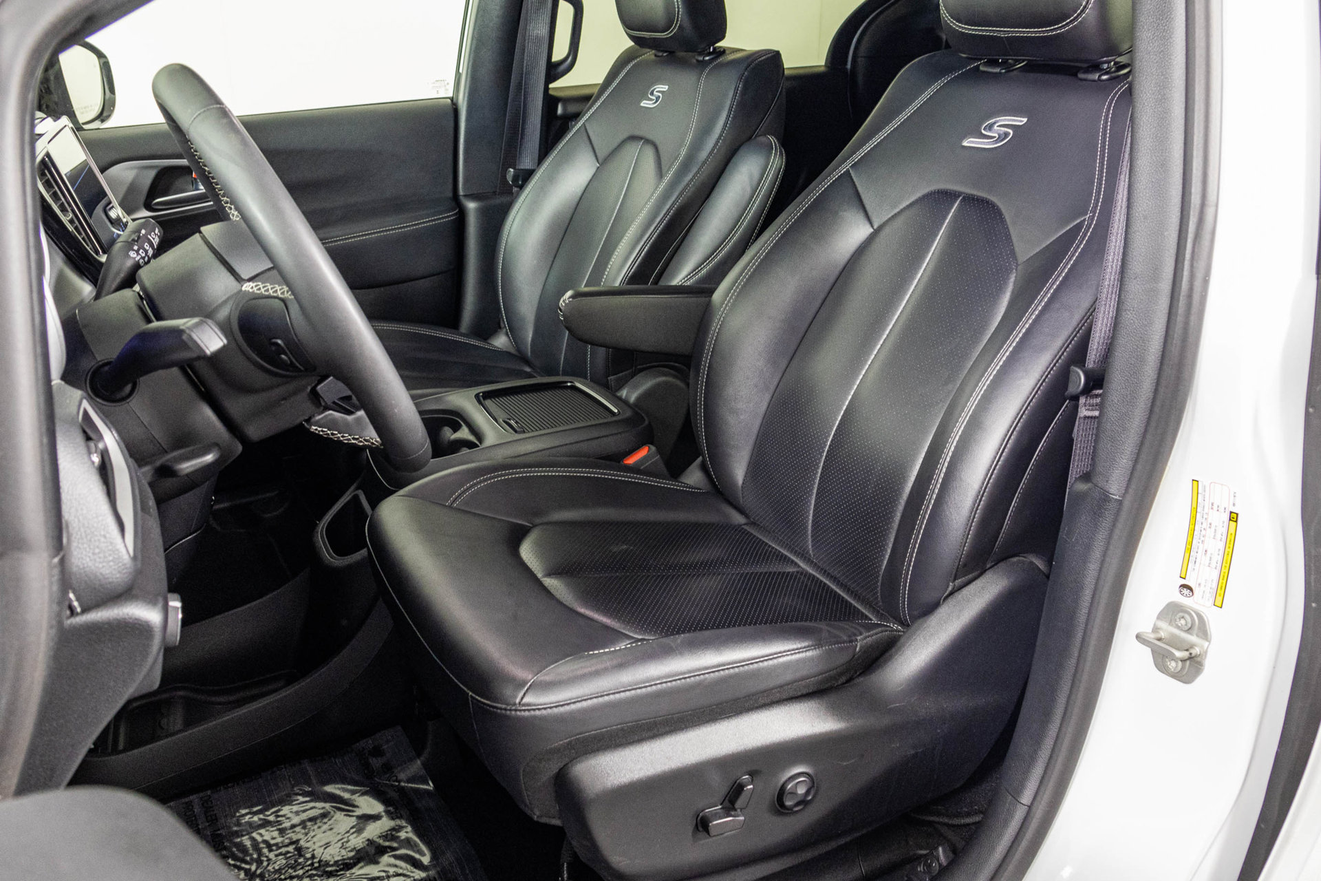 Used 2024 Chrysler Pacifica Limited FWD image 24