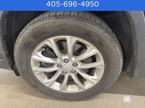 Used 2019 Jeep Cherokee Latitude w/ Popular Appearance Group image 3