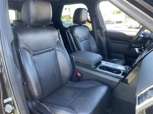 Used 2019 Land Rover Discovery SE image 11