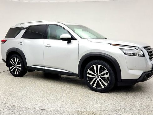 Used 2023 Nissan Pathfinder Platinum image 3