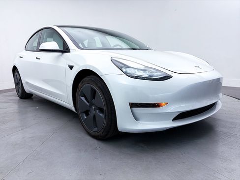 Used 2023 Tesla Model 3 Standard Range image 10