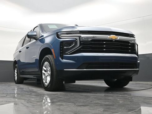 Used 2025 Chevrolet Suburban LS RWD image 28
