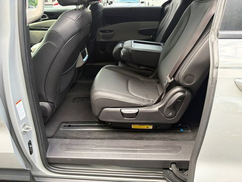 Used 2024 Kia Carnival EX FWD image 20