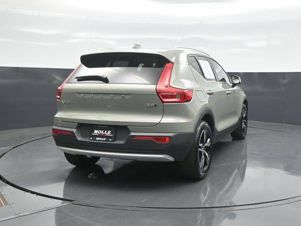 Used 2023 Volvo XC40 B5 Plus AWD/4WD image 6